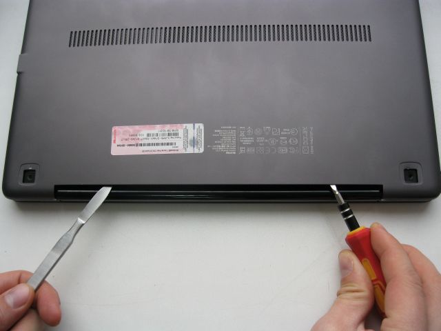 Ультрабук Lenovo U310 освобождаем крепления крышки