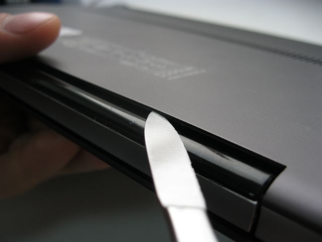 Ультрабук Lenovo U310 поддеваем нижнюю крышку